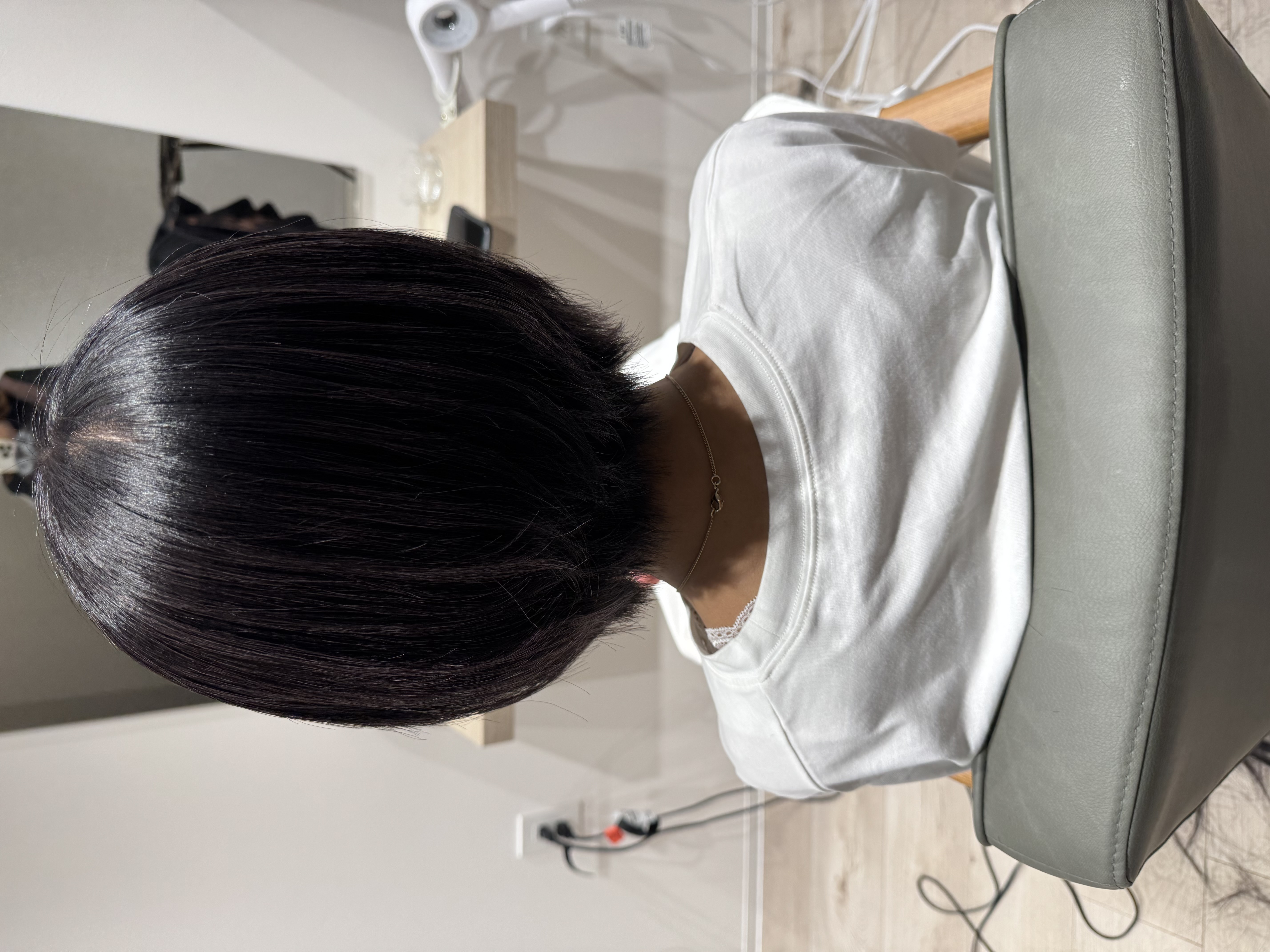 抗がん剤治療後2年経過のお客様のケモカールストレート（縮毛矯正）施術後の自然なストレートヘアの仕上がり
