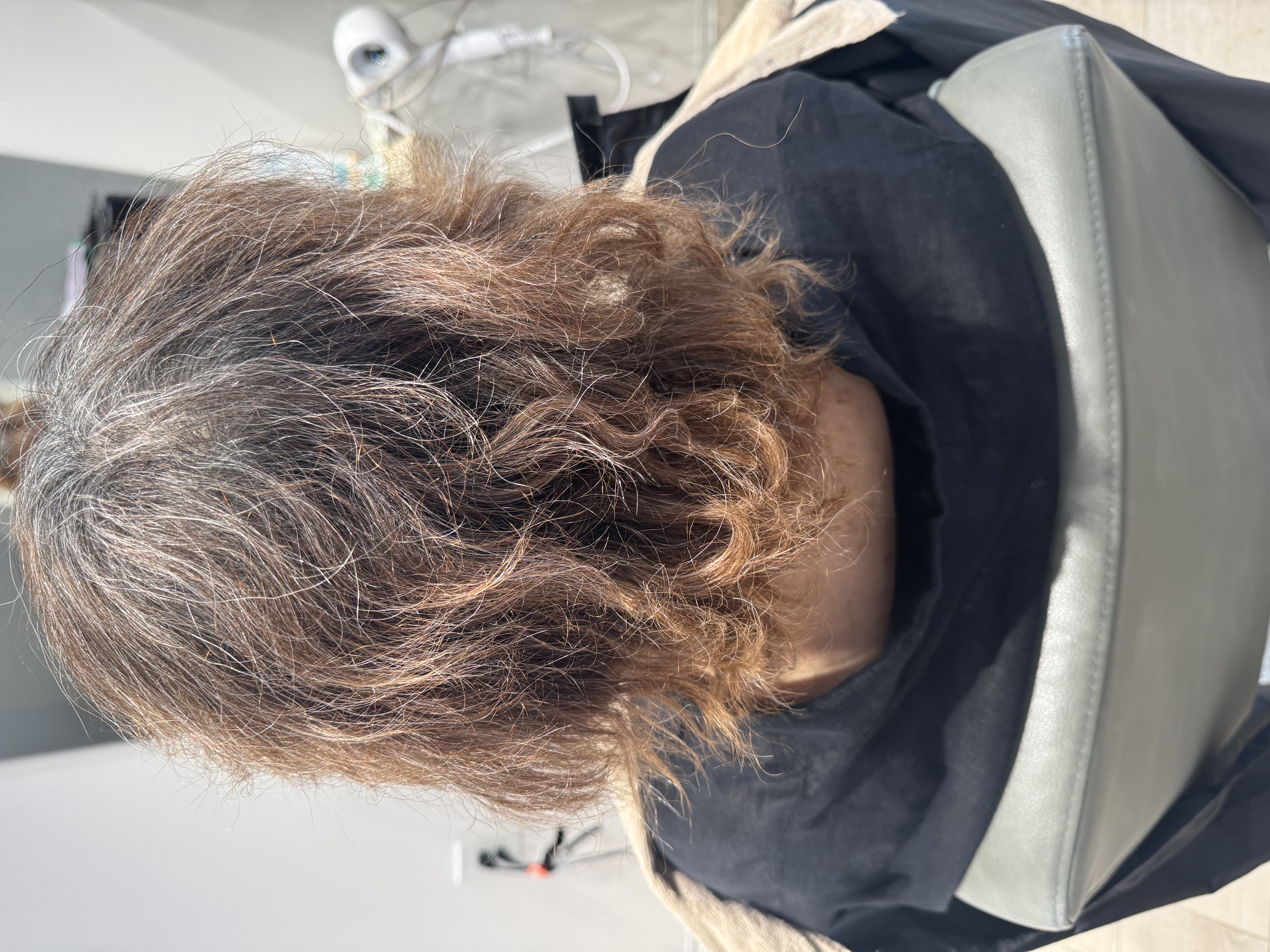 抗がん剤治療後、襟足のくせが強く乾燥しやすいショートヘア施術前の髪の状態