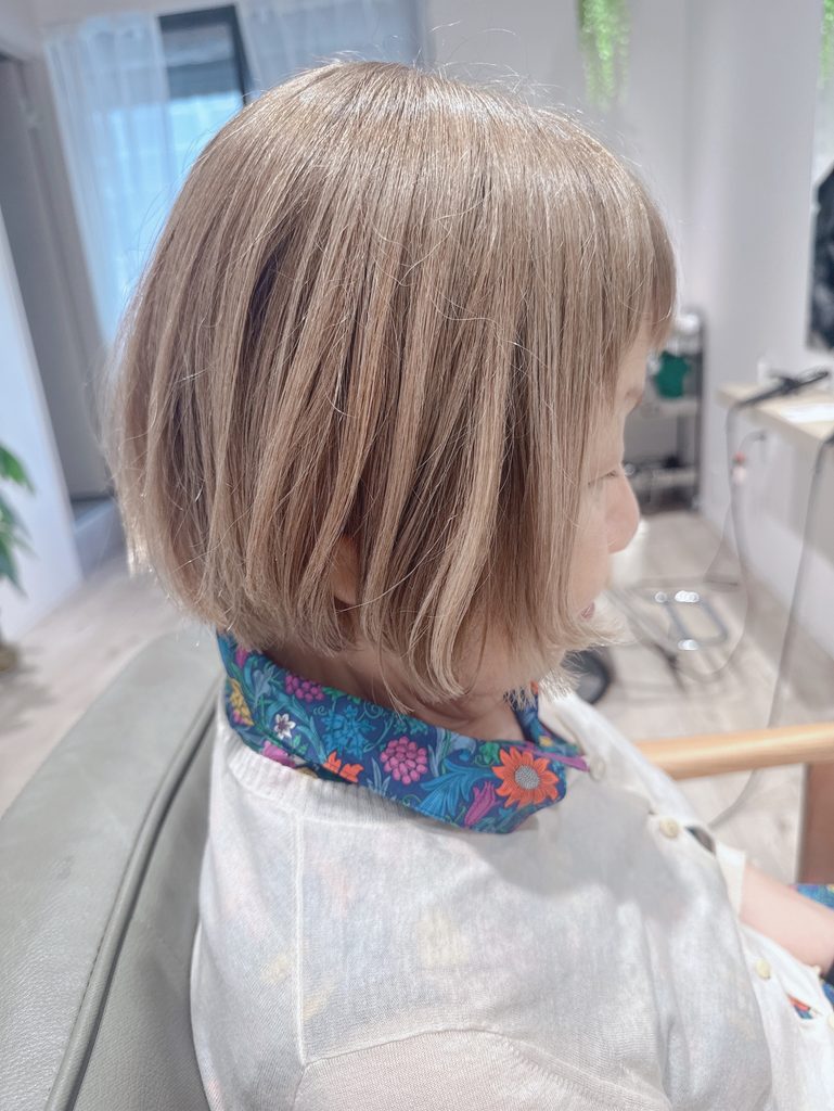 白髪を活かして✨70代のお客様。白髪ベースに淡いベージュカラー。柔らかく、透明感のある色味に✨ - 三宮の美容室Malieのヘアスタイル施術事例